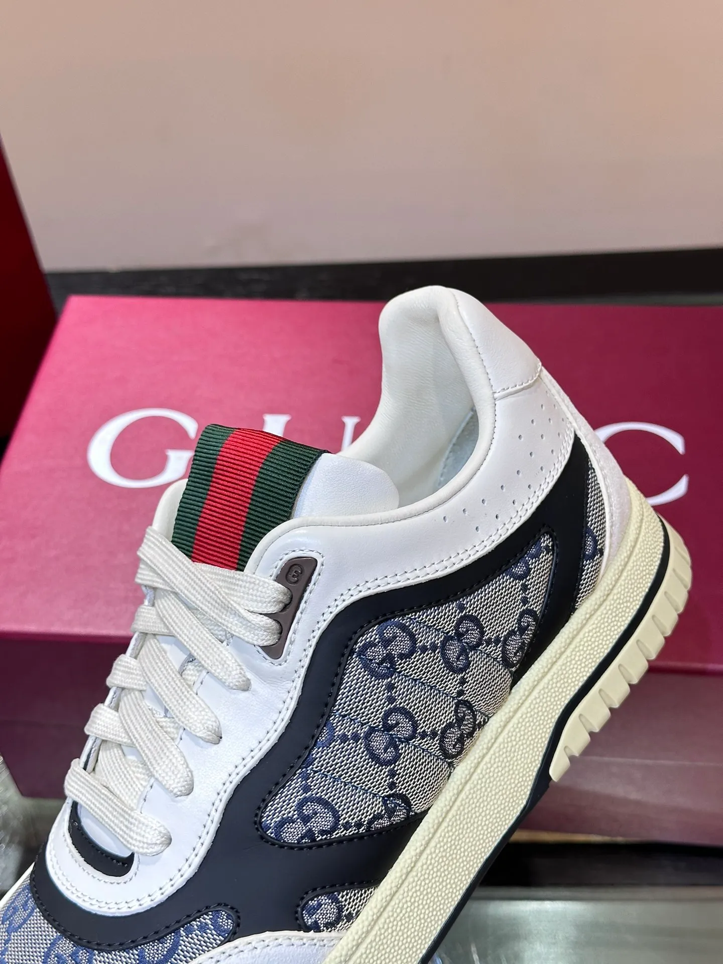 Men's Men's Shoes 💰480 [New Style] 🦨🦨Gucci 𝐆𝐮𝐜𝐜𝐢 𝐑𝐞-𝐖𝐞𝐛 As a sneaker created by Sabato De Sarno for Gucci, the Re-Web series reinterprets the brand's classic stripes, with bold and unique details to set off a modern silhouette design. These shoes are crafted from white leather. This new sneaker is ingeniously decorated with many of the brand's classic details, and is equipped with a bright red and green webbing tongue, which will make people fall in love at first sight. White leather has been specially treated to be soft and shiny, with an embossed grained texture. Script Gucci logo and Interlocking G web label with Interlocking G and script Gucci logo. Rubber outsole with Interlocking G detail eyelets. Web tongue. Size: Female 35-40 (Female 41, 42 customized). Male 38-44 (45, 46 customized)
